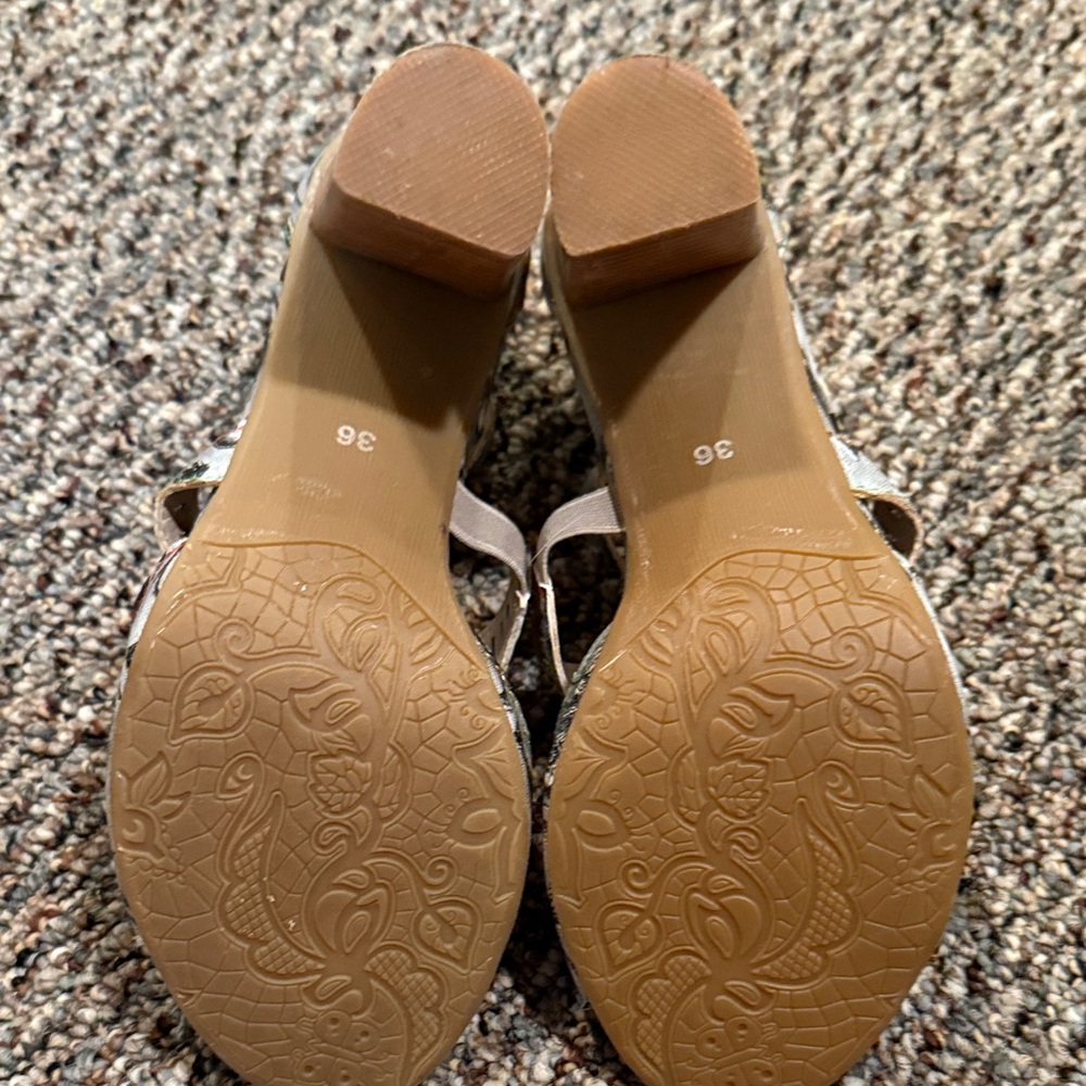 Chic Gray Patterned Women's Heels - image 3